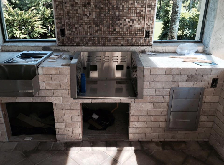 outdoor kitchen with tiled cooktop and backsplash